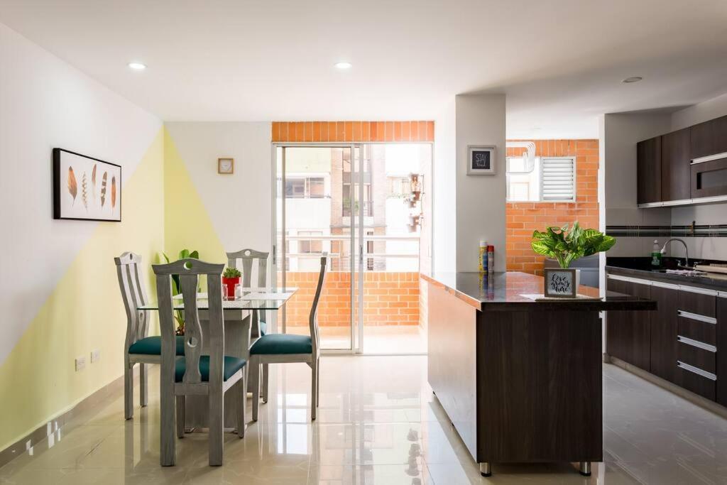 Large 3 Bedroom Near Poblado W Free Parking